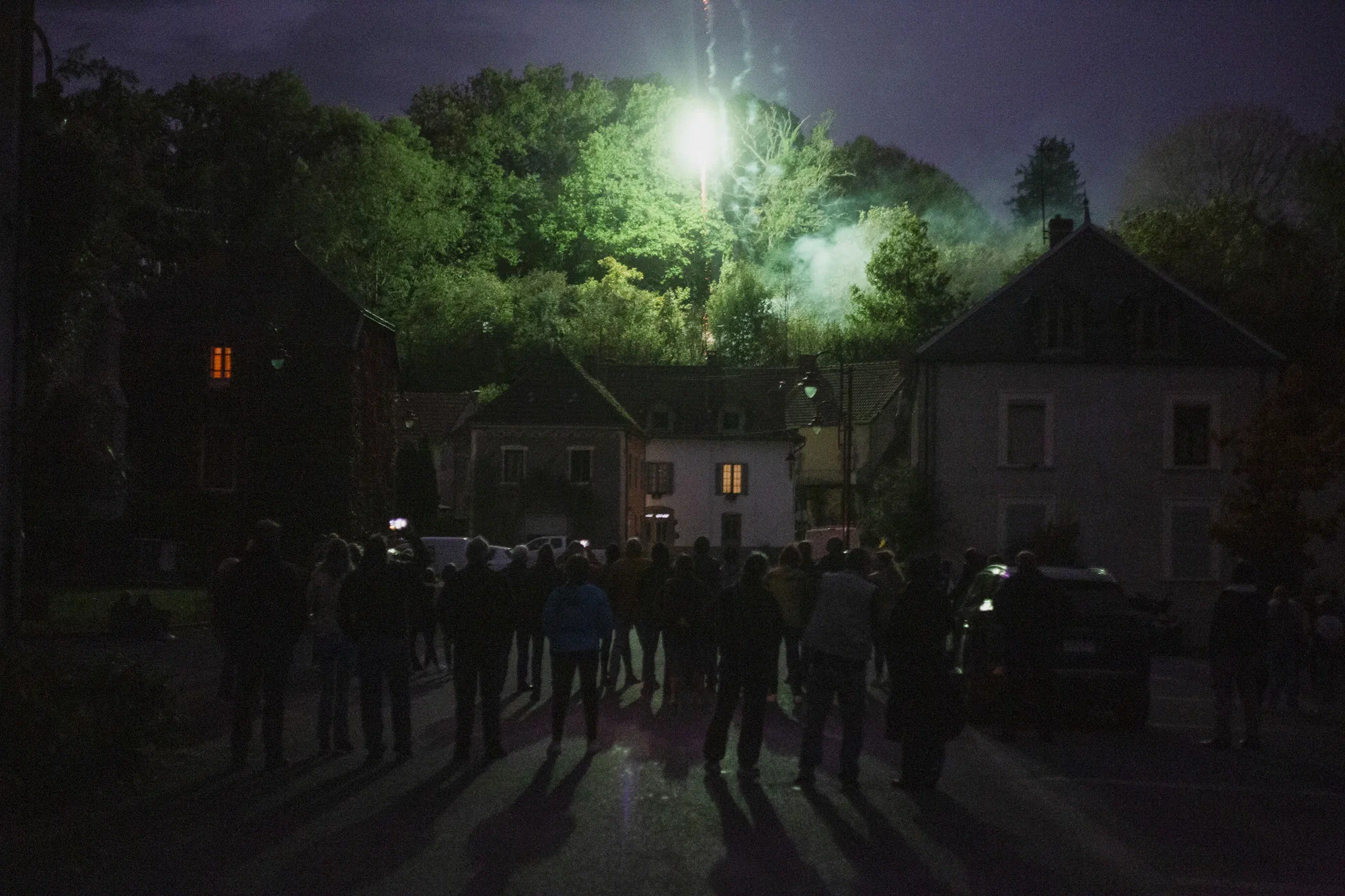 A de nombreuses occasions, la commune d'Échassières organise des activités festives et culturelles. Ici, un feu d'artifices clôture une soirée à la salle des fêtes. Ce dynamisme de la commune est rendu possible en partie par la richesse que lui rapporte son sous-sol : la société Imérys reverse des taxes à la communauté de communes dont relève Échassières pour pouvoir exploiter à la Bosse.