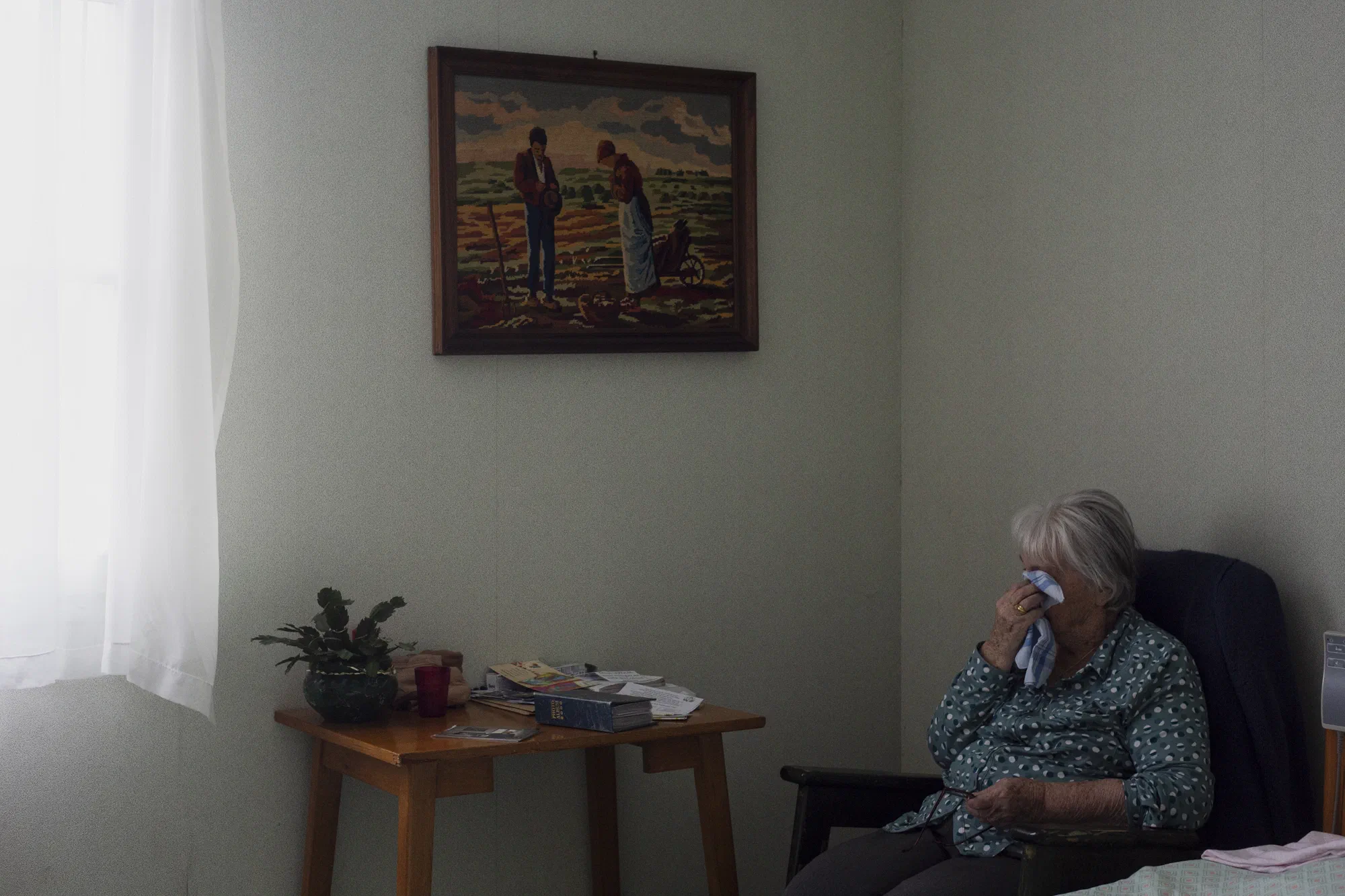 Mme Leroux occupe seule une chambre de la maison de retraite d'Échassières. Elle pleure en repensant à son défunt mari, mort en 1997 d'une silicose après avoir travaillé dans la mine de charbon de Saint-Eloy-les-Mines la majeure partie de sa vie. Vous savez, la mine elle nous a beaucoup donné, mais aujourd'hui je la regrette.