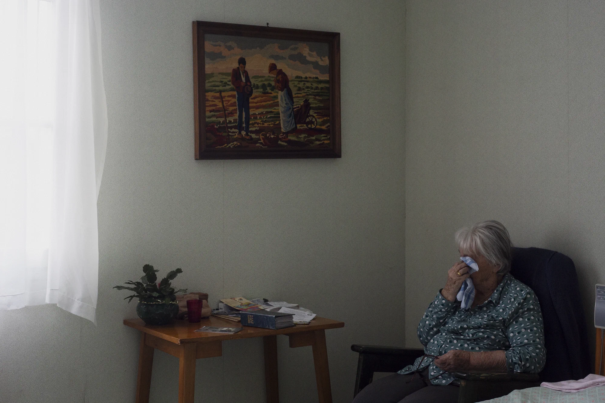 Mme Leroux occupe seule une chambre de la maison de retraite d'Échassières. Elle pleure en repensant à son défunt mari, mort en 1997 d'une silicose après avoir travaillé dans la mine de charbon de Saint-Eloy-les-Mines la majeure partie de sa vie. Vous savez, la mine elle nous a beaucoup donné, mais aujourd'hui je la regrette.
